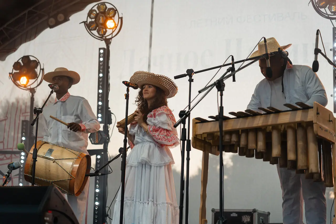 Músicos de Marimbea tocando marimba, bombo y guasá durante un concierto