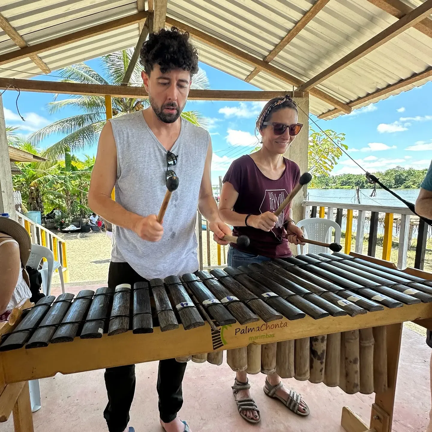 Estudiante aprendiendo marimba con maestros del Pacífico