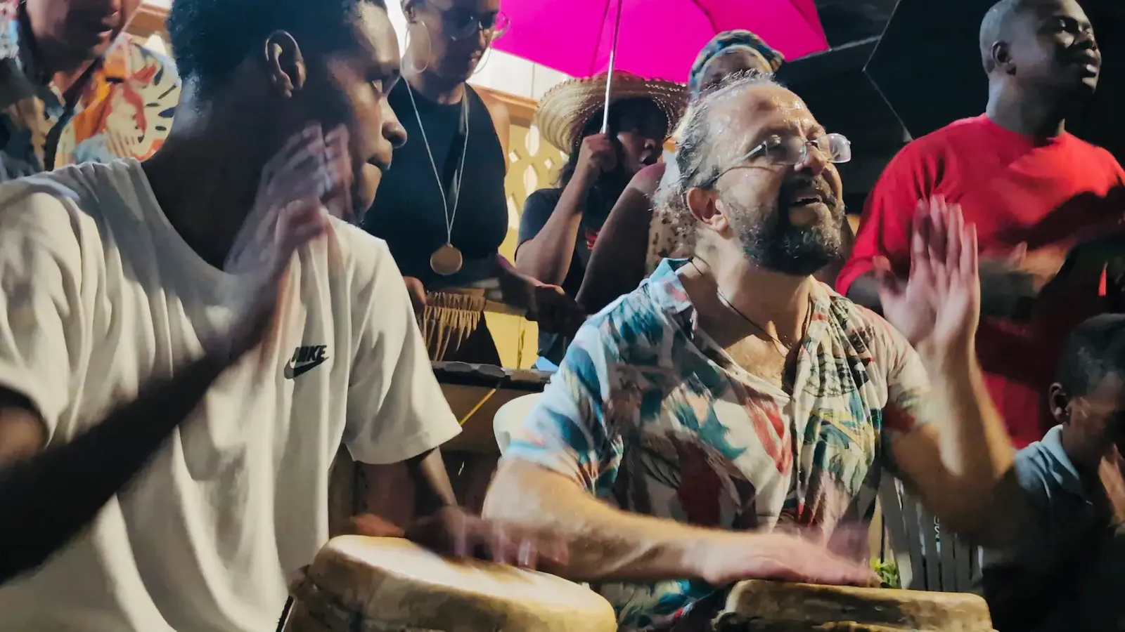 Artistas y comunidad durante una celebración cultural de Marimbea en Guapi