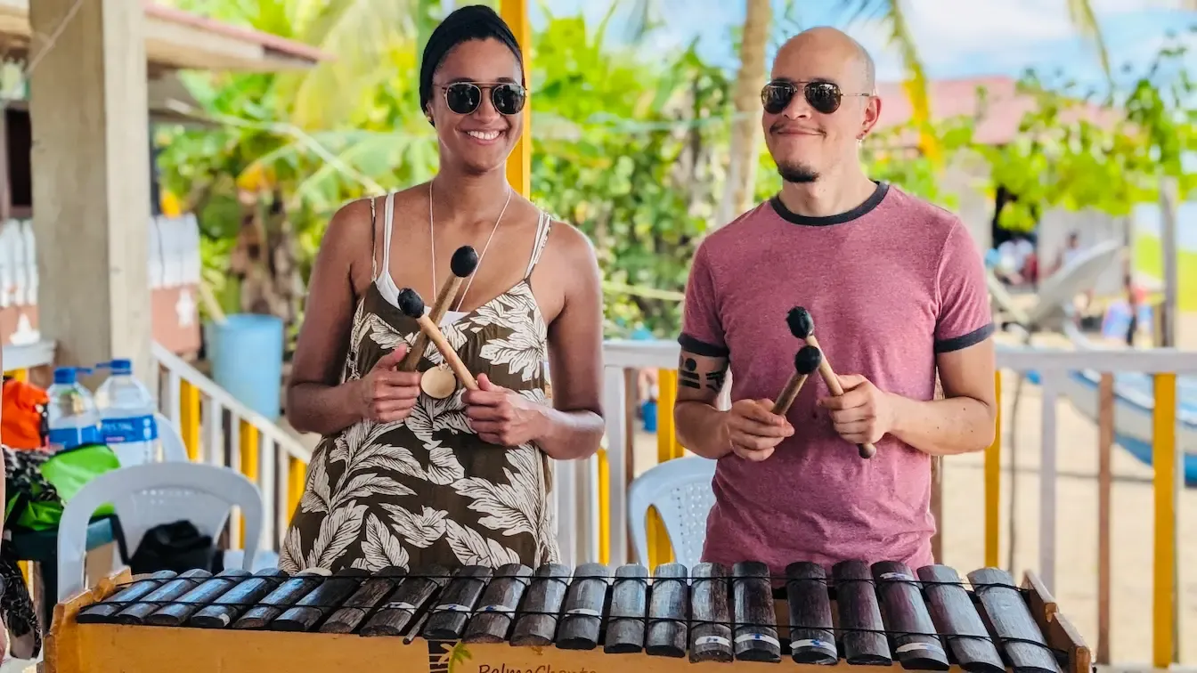 Músicos compartiendo la tradición de la marimba en Guapi